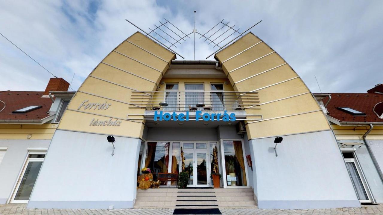 Hotel Forras Komárom المظهر الخارجي الصورة