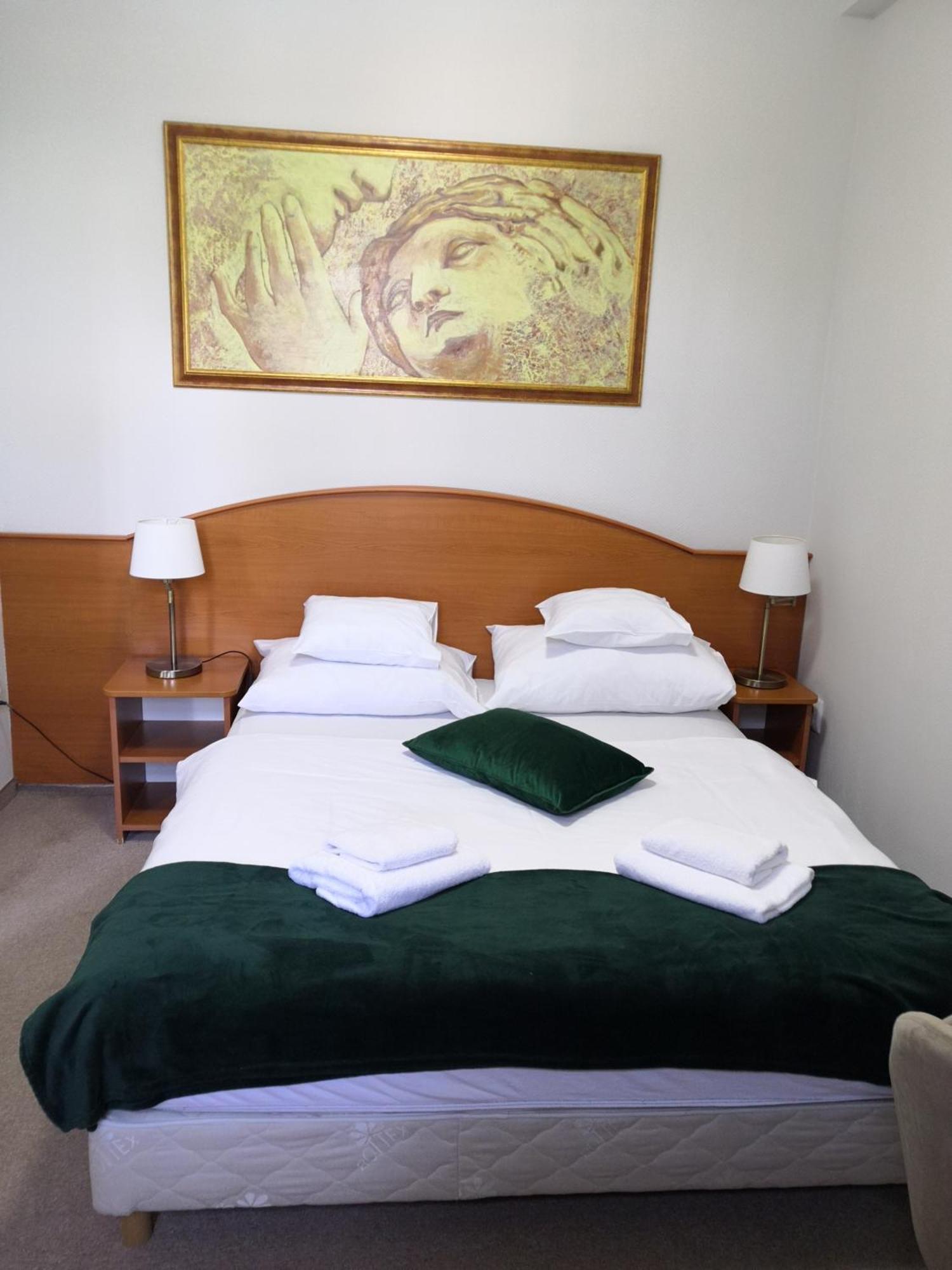 Hotel Forras Komárom المظهر الخارجي الصورة