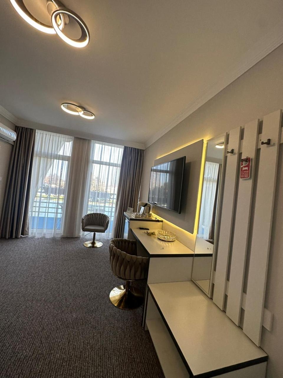 Hotel Forras Komárom المظهر الخارجي الصورة
