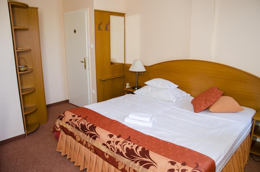 Hotel Forras Komárom المظهر الخارجي الصورة