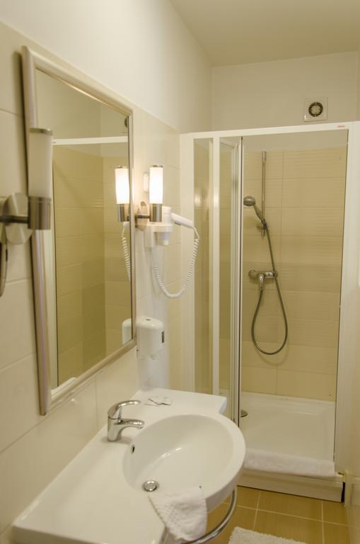Hotel Forras Komárom المظهر الخارجي الصورة