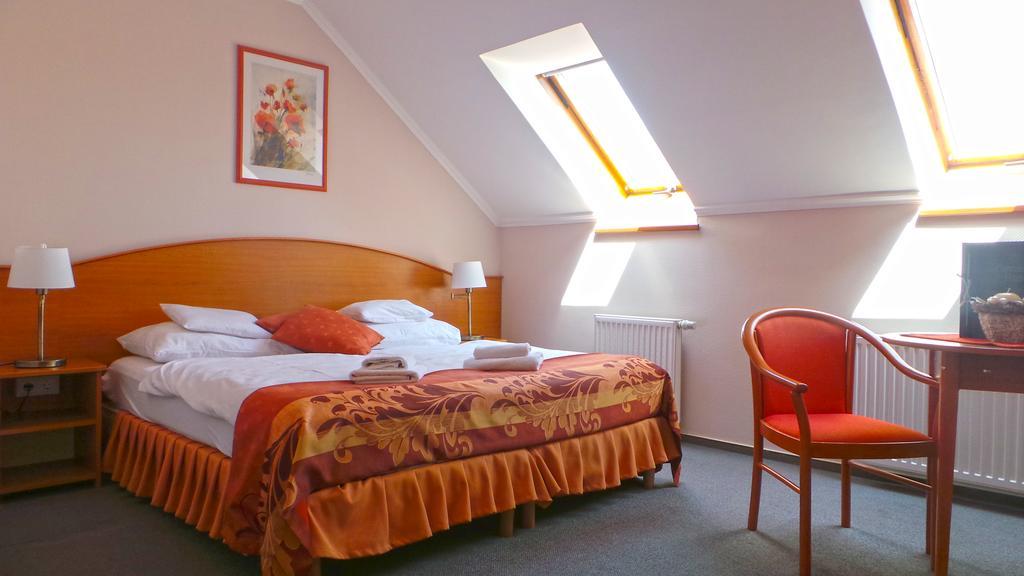 Hotel Forras Komárom المظهر الخارجي الصورة